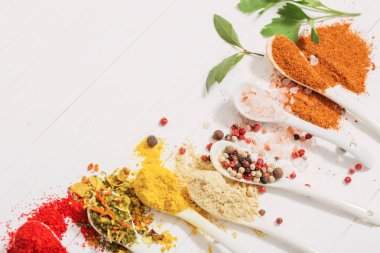 baharat beyaz zemin üzerine