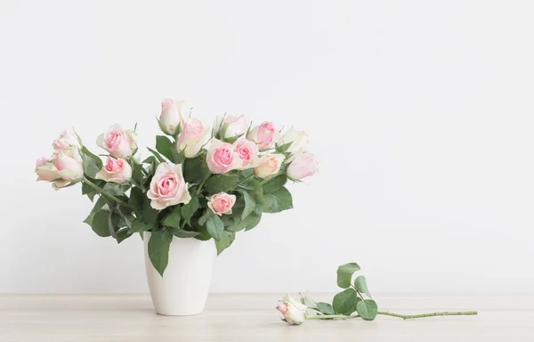 白い背景の上に花瓶のピンクのバラ — ストック写真