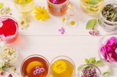 Beyaz bir arka plan üzerinde bardak bitkisel çay