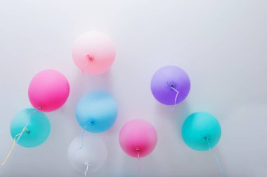 Beyaz ahşap zemin üzerinde balonlar