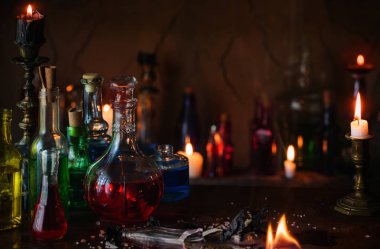 Sihirli iksir, eski kitaplar ve mumlar koyu arka plan üzerinde