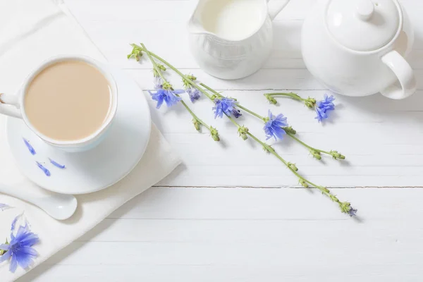 Beba Achicoria Una Taza Mesa Madera Blanca — Foto de Stock