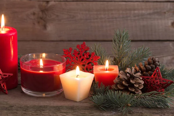 Χριστουγεννιάτικη Διακόσμηση Κόκκινα Κεριά Φόντο Ξύλινη — Φωτογραφία Αρχείου