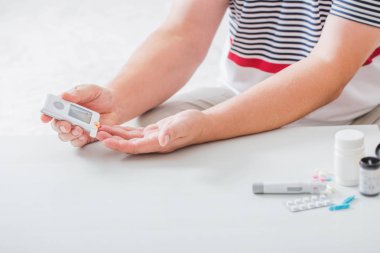 adam önlemler bir şeker ölçüm düzeyiyle şeker