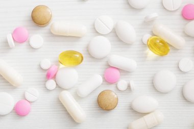 haplar beyaz ahşap masada.