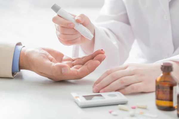 Verpleegkundige Meet Hoeveelheid Suiker Het Bloed Van Zakenman — Stockfoto