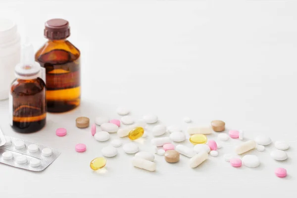 Pillen Auf Weißem Holztisch — Stockfoto