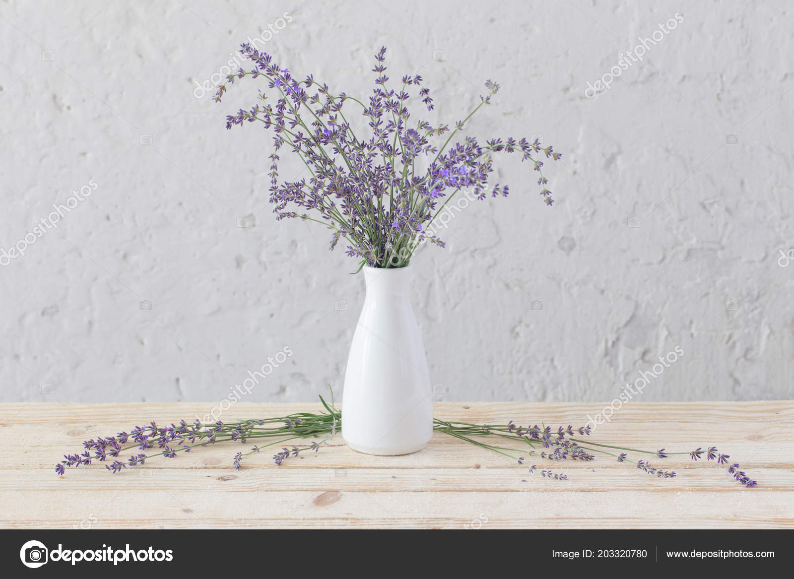 木製のテーブルの上に白い花瓶のラベンダー ストック写真 C Kruchenkova 木製のテーブルの上に白い花瓶のラベンダー ストック写真 C Kruchenkova