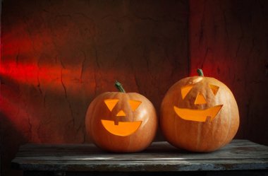 Halloween pumpkins koyu arka plan üzerinde ahşap tablo