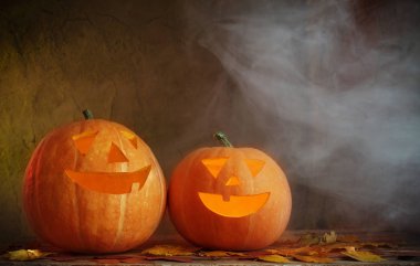 Halloween pumpkins koyu arka plan üzerinde ahşap tablo