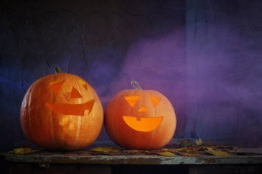 Halloween pumpkins koyu arka plan üzerinde ahşap tablo