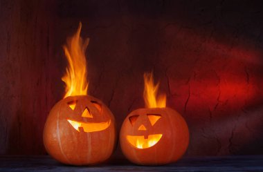 Halloween pumpkins koyu arka plan üzerinde ahşap tablo