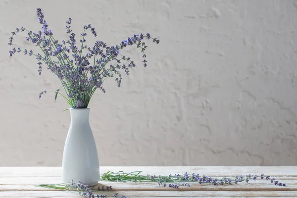 Lavender Dalam Vas Putih Atas Meja Kayu — Stok Foto