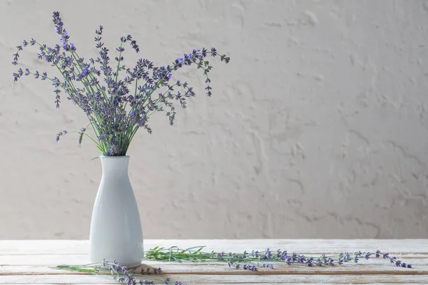 Lavanda Jarrón Blanco Sobre Mesa Madera — Foto de Stock