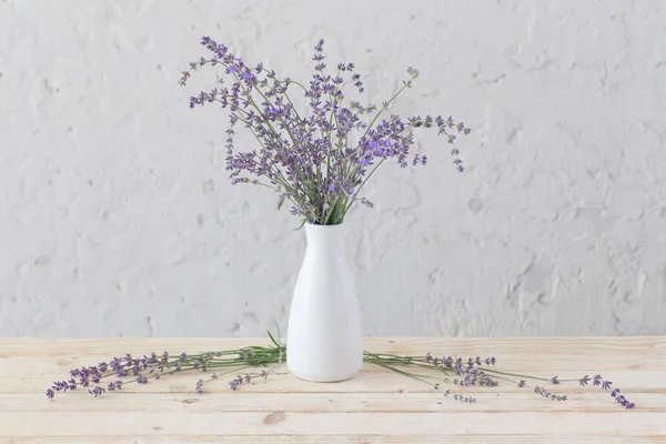 木制桌上的白色花瓶里的薰衣草 — 图库照片