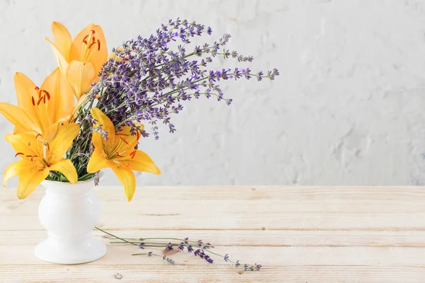 Flores Vaso Fundo Branco — Fotografia de Stock