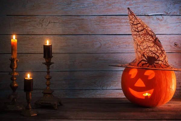 Halloween Pumpa Häxa Hatt Gamla Trä Bakgrund — Stockfoto