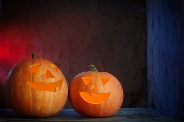 Halloween Dýně Dřevěný Stůl Tmavém Pozadí — Stock fotografie