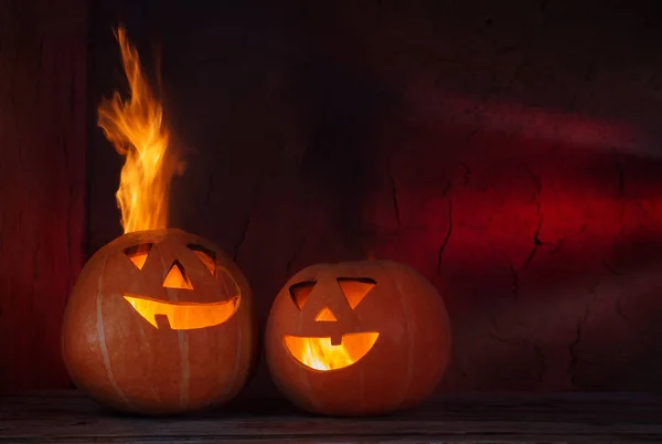 Halloween Dýně Dřevěný Stůl Tmavém Pozadí — Stock fotografie