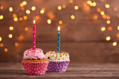 cupcakes karanlık eski ahşap arka plan üzerinde