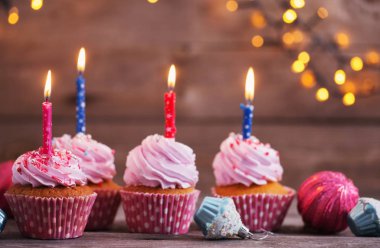 cupcakes karanlık eski ahşap arka plan üzerinde