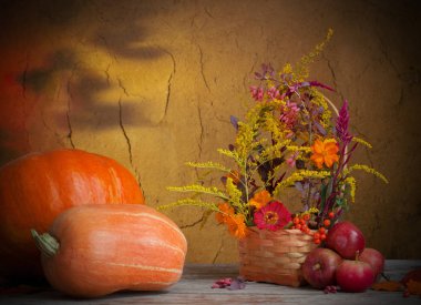 Koyu arka plan üzerinde sonbahar natürmort