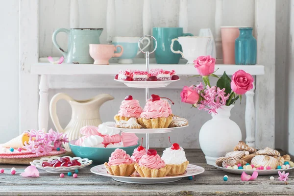 Lemez Fehér Alapon Rózsaszín Sütemények — Stock Fotó