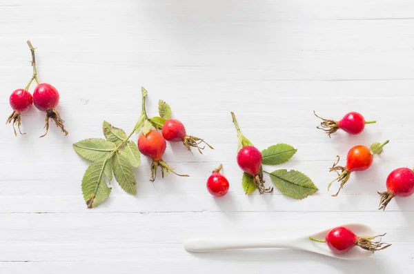 Die Beeren Der Heckenrose Auf Dem Hölzernen Hintergrund — Stockfoto