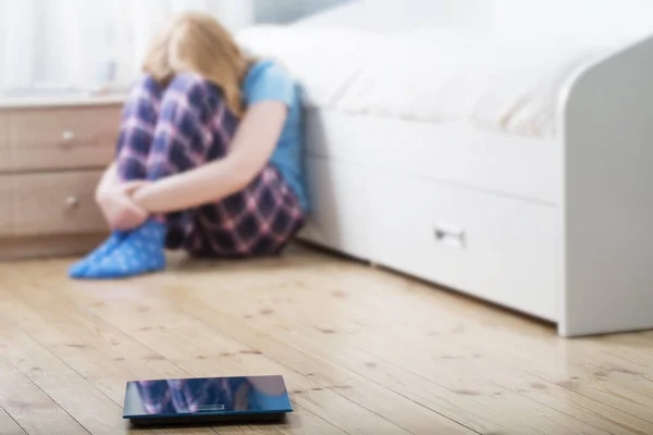 Trauriges Teenager Mädchen Mit Schuppen Auf Dem Boden — Stockfoto