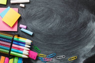 Okul malzemeleri tahtada.