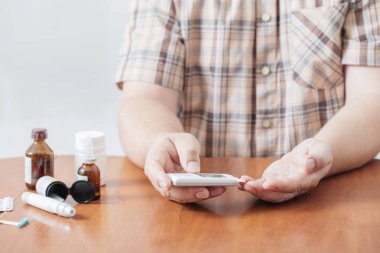 adam önlemler bir şeker ölçüm düzeyiyle şeker