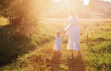 Anne ve kızı üzerine yaz çayır