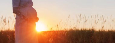 Gün batımında hamile kadınlar