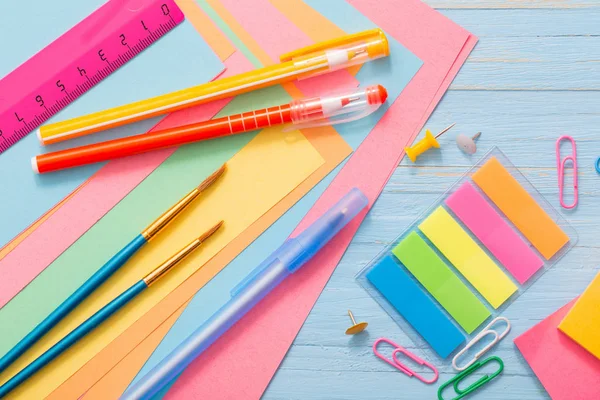 Fournitures Scolaires Sur Fond Bois Bleu — Photo