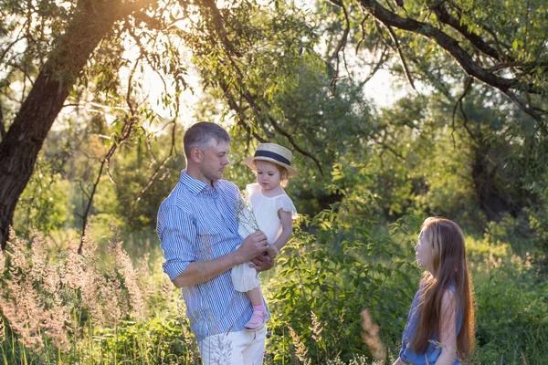 Glückliche Familie Sommerpark Bei Sonnenuntergang — Stockfoto