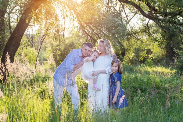 Famille Heureuse Dans Parc Été Coucher Soleil — Photo