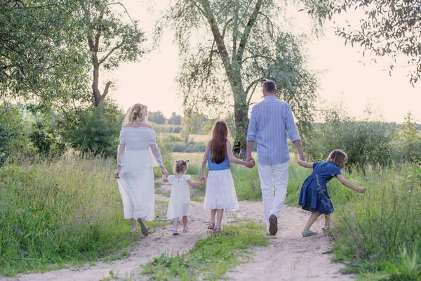 Glückliche Familie Sommerpark Bei Sonnenuntergang — Stockfoto