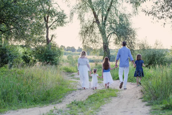 Szczęśliwa Rodzina Lato Park Zachodzie Słońca — Zdjęcie stockowe