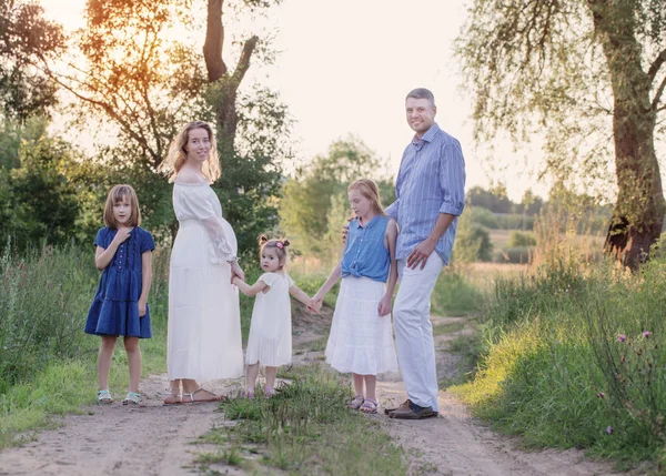 Lycklig Familj Sommaren Park Vid Solnedgången — Stockfoto
