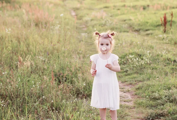 Bambina Abito Bianco All Aperto — Foto Stock