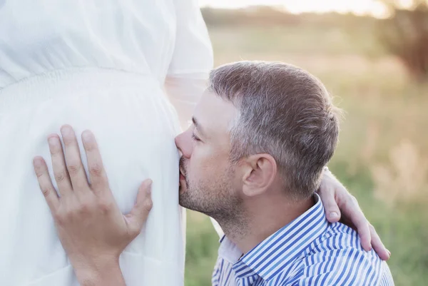 Mann Und Schwangere Frau Freien — Stockfoto