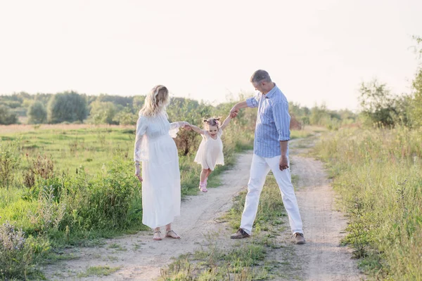 Glückliche Familie Sommerpark Bei Sonnenuntergang — Stockfoto