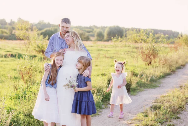 Famille Heureuse Dans Parc Été Coucher Soleil — Photo