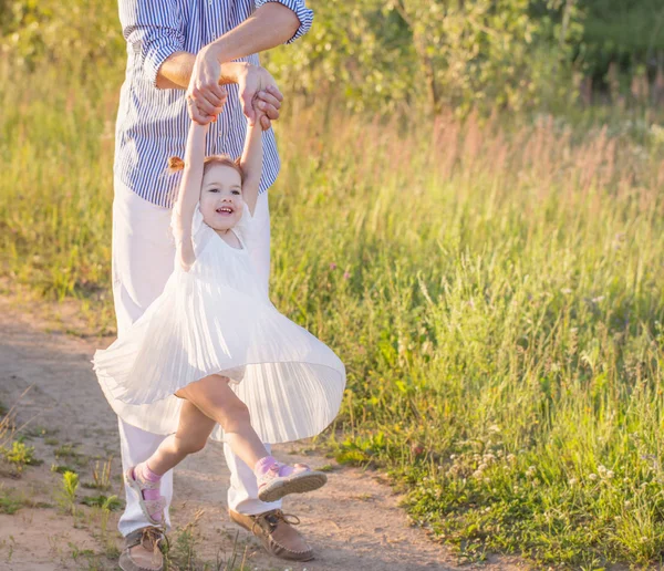 Vater Mit Tochter Sommerpark Bei Sonnenuntergang — Stockfoto