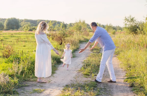 Lycklig Familj Sommaren Park Vid Solnedgången — Stockfoto