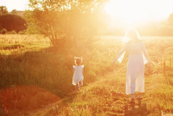 Mom Daughter Summer Meadow — Stock Photo, Image