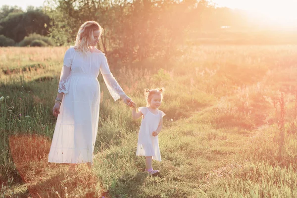 母亲和女儿在夏天草甸 — 图库照片
