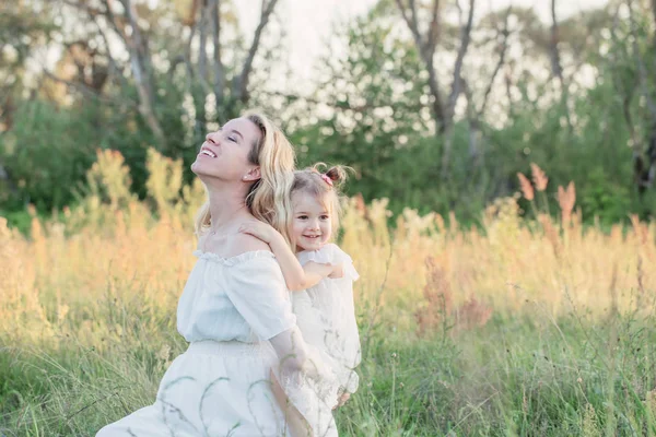 Mor Och Dotter Sommaräng — Stockfoto