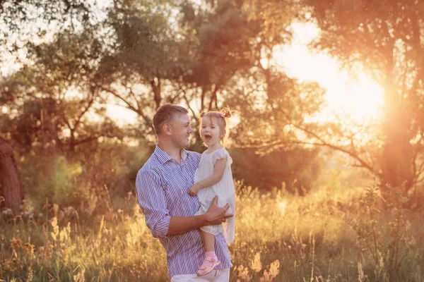 Far Med Dotter Sommar Park Vid Solnedgången — Stockfoto