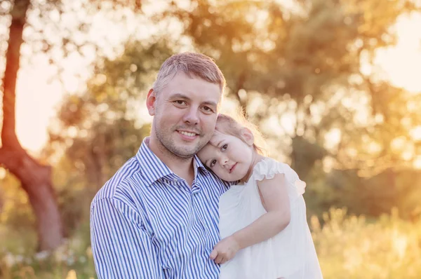 Vater Mit Tochter Sommerpark Bei Sonnenuntergang — Stockfoto